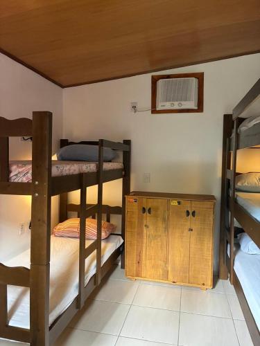 Katil atau katil-katil dalam bilik di Pousada & Hostel Bicho Preguiça