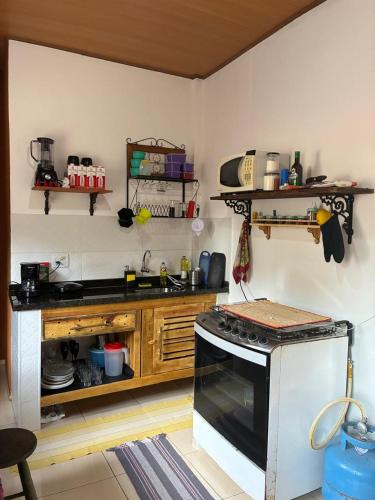 Dapur atau dapur kecil di Pousada & Hostel Bicho Preguiça
