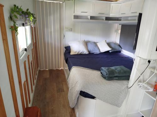 Postel nebo postele na pokoji v ubytování Caravana en la huerta