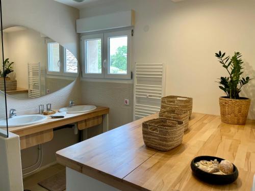 une salle de bain avec deux lavabos et un grand miroir dans l'établissement Une maison en Provence piscine au pied du Luberon, à Mérindol