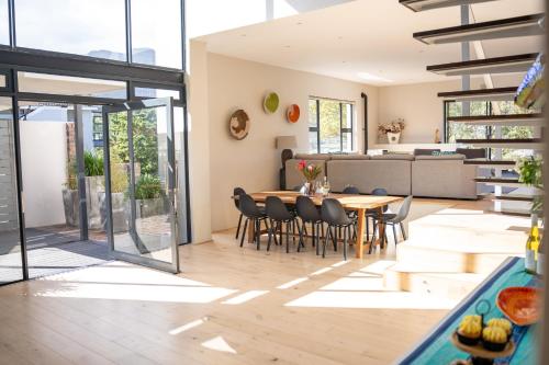 Χώρος καθιστικού στο Villa Rhulani & Protea Suite - Luxurious Villa with Sea and Mountain Views, Pool & Inverter