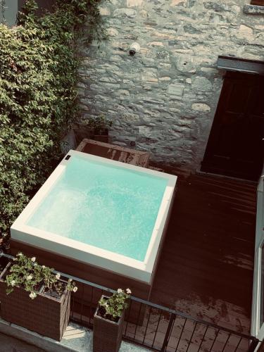 Bazén v ubytování Il borghetto di Torno nebo v jeho okolí