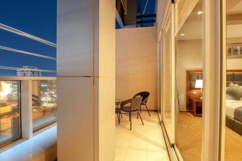 Ένα ή περισσότερα κρεβάτια σε δωμάτιο στο Celine Home Serviced Apartment Al Sahafa