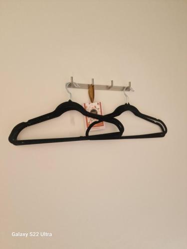 een zwarte hanger aan een muur bij Kaunas Studios - RentA Studio 16 in Kaunas