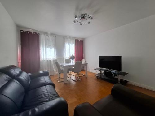 Imagen de la galería de Parenthèse en famille ou pro, F3 lumineux avec WiFi rapide, bureau dédié et cuisine équipée parfait pour télétravail, séjours en famille ou entre amis, proche de l'aéroport d'Orly, en Morsang-sur-Orge