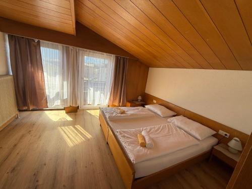 Ένα ή περισσότερα κρεβάτια σε δωμάτιο στο Lukas Rooms