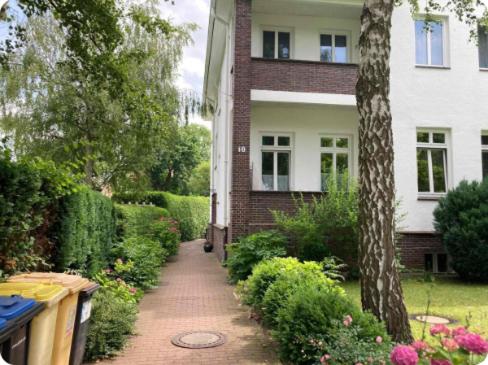 キールにあるStilvolle Dachgeschosswohnung in Düsternbrookの庭前通路付家