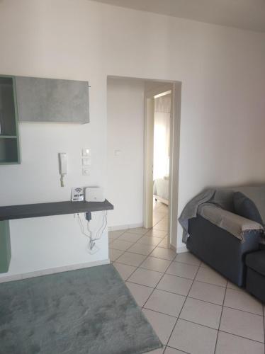 ein Wohnzimmer mit Sofa und Tisch in der Unterkunft ZenPoint in Larisa