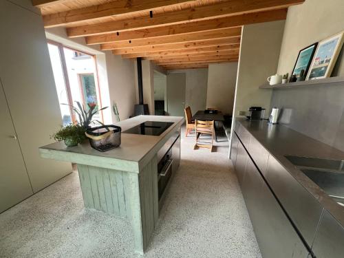 eine Küche mit Theke und ein Esszimmer in der Unterkunft Duinenhuis Edgard in Koksijde