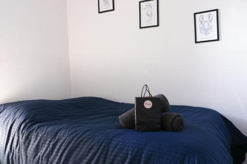 un ours en peluche assis sur un lit dans l'établissement Marelia by POM, pkg, logia, au Cap d'Agde