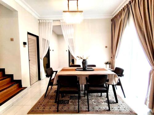 a dining room with a table and chairs at The White House Nilai Impian in Nilai