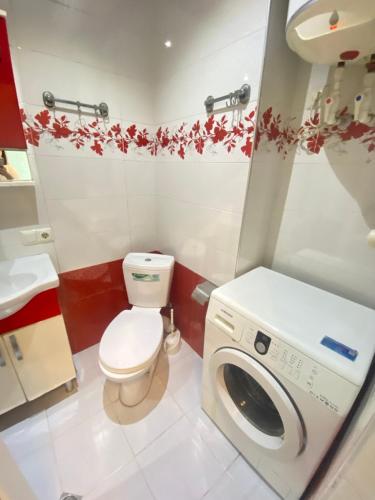 La salle de bains est pourvue de toilettes et d'un lave-linge. dans l'établissement Batumi Flat, à Itʼkhvisi