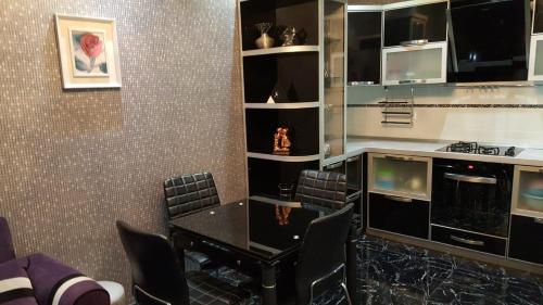 une salle à manger avec une table et des chaises dans l'établissement Batumi Flat, à Itʼkhvisi