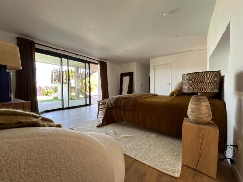 une chambre avec un grand lit et une grande fenêtre dans l'établissement Villa Casa di Simone Pietrosella Corse du Sud, à Pietrosella