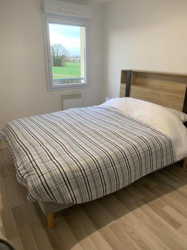 Llit o llits en una habitació de Joli appartement