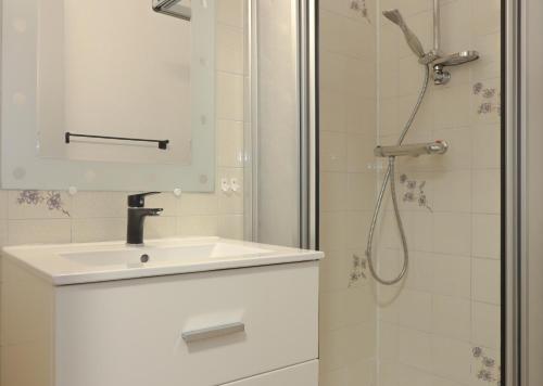 une salle de bain avec un lavabo et une douche dans l'établissement Marineo by POM, pkg, terrasse, au Cap d'Agde