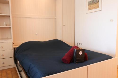 Ce lit se trouve dans un dortoir doté d'une couverture bleue. dans l'établissement Marineo by POM, pkg, terrasse, au Cap d'Agde