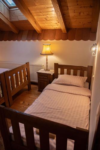 a bedroom with a bed and a lamp on a table at Rodino gnijezdo guesthouse in Brodski Varoš