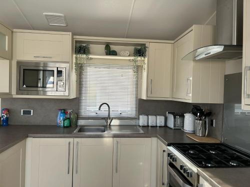 Dapur atau dapur kecil di Caravan by the Sea D47