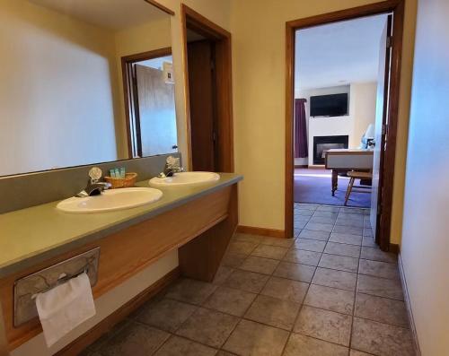 a bathroom with two sinks and a large mirror at Seahorse Oceanfront Lodge in Lincoln City