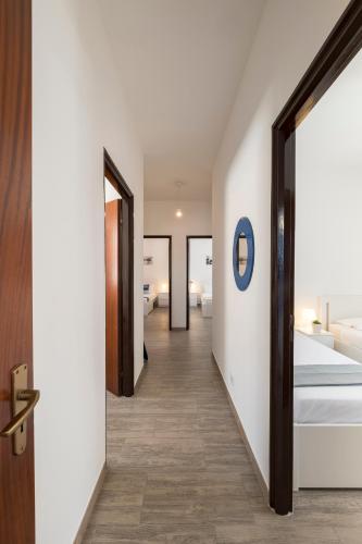 a hallway leading to a bedroom with two beds at Scoglitti Mare - Villetta Azzurra in Scoglitti
