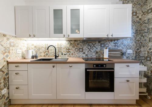 Dapur atau dapur kecil di Apartment Miranda with terrace and BBQ by the sea