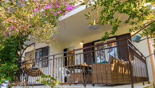 Balkoni atau teres di Apartment Miranda with terrace and BBQ by the sea