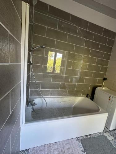 Bilik mandi di Loft Préaux