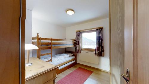 ツェエリーナにあるAnda 3の二段ベッドが2つと窓のある部屋