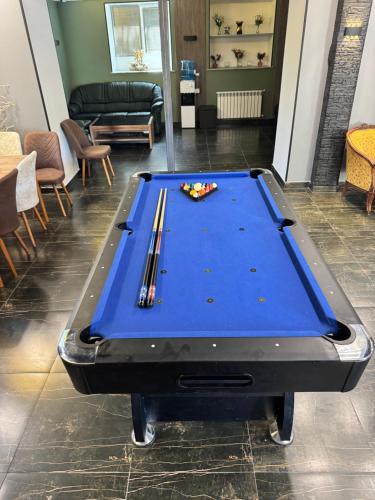 Mesa de billar en Villa Asureti