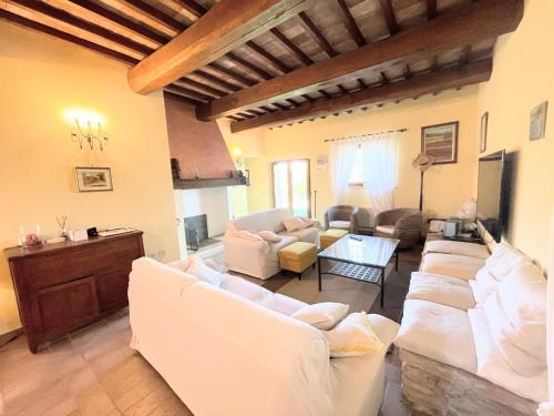 Posezení v ubytování Detached Villa with Games Room, Pool, and Panoramic Views in San Damiano