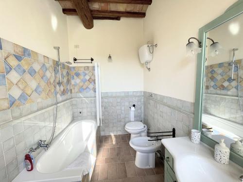 Koupelna v ubytování Detached Villa with Games Room, Pool, and Panoramic Views in San Damiano