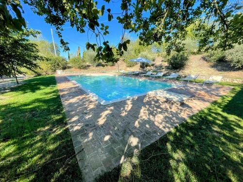 Bazén v ubytování Detached Villa with Games Room, Pool, and Panoramic Views in San Damiano nebo v jeho okolí