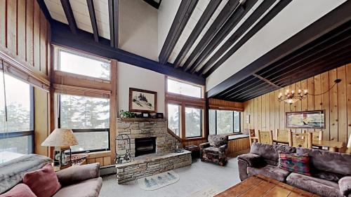 马姆莫斯湖Warm and Cozy 4 Bedroom Condo in Mammoth!的带沙发和壁炉的客厅