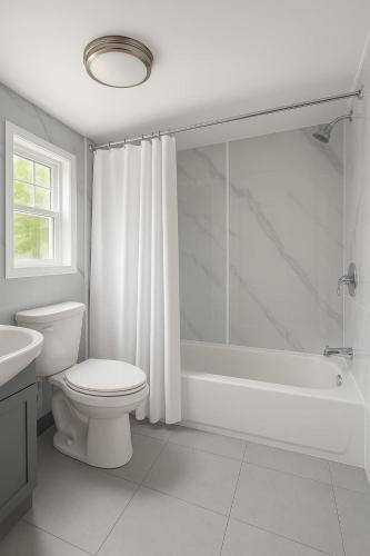 une salle de bain blanche avec toilettes et baignoire dans l'établissement Studio Cottage #8 - Jack Pine, à Gravenhurst