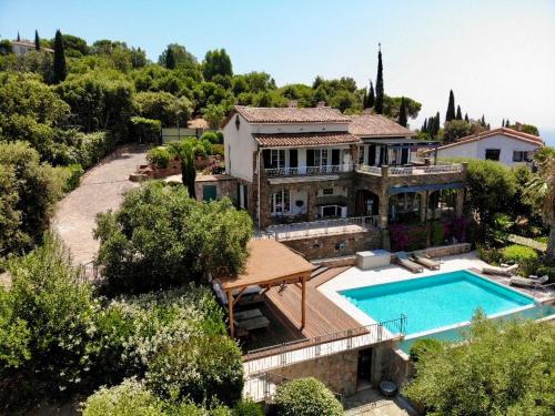 une vue aérienne d'une maison avec piscine dans l'établissement Villa vignes et mer, à La Croix-Valmer