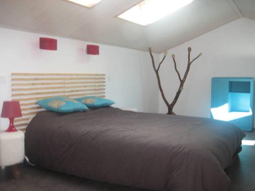 ロンジュヴィル・シュル・メールにあるMaison 2 à 4 personnes à 900 mètres de la plageの青い枕が付いた大きなベッドのある寝室