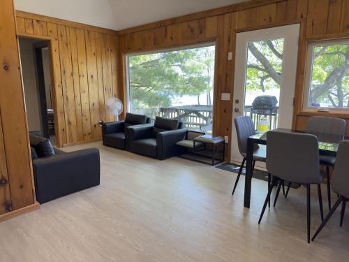 Posezení v ubytování 3-Bedroom Cottage #1 - Sand Bay