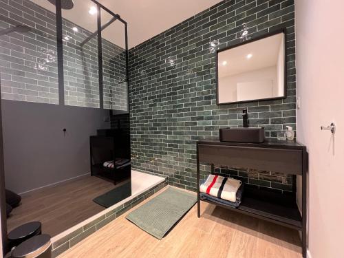 une salle de bain avec un lavabo et un miroir dans l'établissement Grand appartement cosy neuf et bien équipé, à Bordeaux