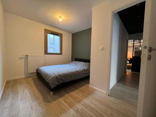 une chambre avec un lit et une fenêtre dans l'établissement Grand appartement cosy neuf et bien équipé, à Bordeaux