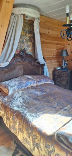 une chambre avec un lit dans une pièce en bois dans l'établissement Ecuries Leseigneur - Camping Insolites, à Bolleville