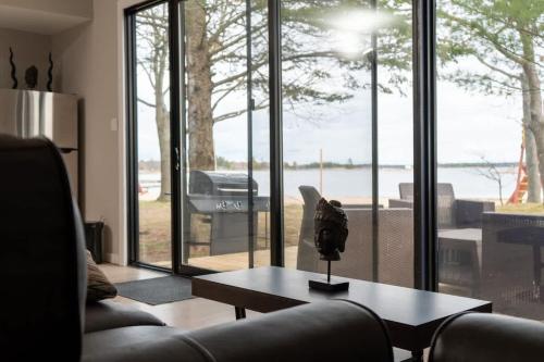 Posezení v ubytování Renovated 3-Bedroom Cottage in Georgian Bay #12