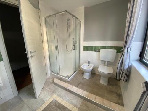 a bathroom with a shower and a toilet at Appartamento Montechiaro d'Asti in Montechiaro dʼAsti