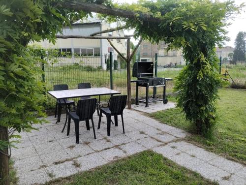 a table and chairs and a piano in a yard at Appartamento Montechiaro d'Asti in Montechiaro dʼAsti