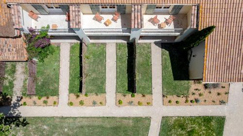 an aerial view of a yard with a building at Logis Hotel des Granges in Arles