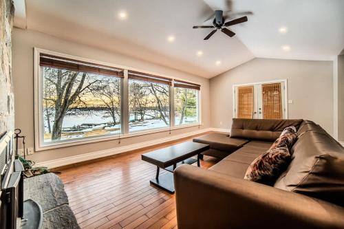 Et opholdsområde på 6 Bedroom Lakefront Main House in Sand Bay