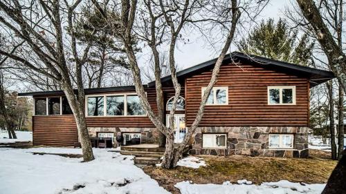 Gallery image of 6 Bedroom Lakefront Main House in Sand Bay in Dillon