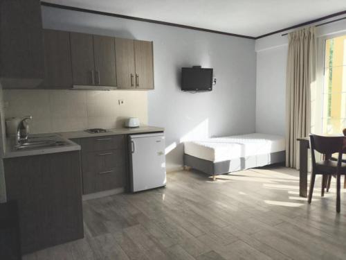Кухня или мини-кухня в Amimaya Apartments
