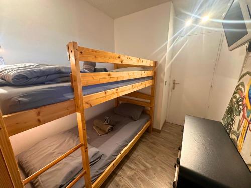 Cette chambre dispose de lits superposés, de 2 lits superposés et d'un bureau. dans l'établissement Asteria by Pom, clim, pkg, wifi, au Cap d'Agde