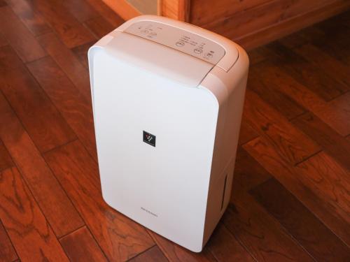 a white air conditioner sitting on a wooden floor at 聖翔庵 in Tsumagoi
